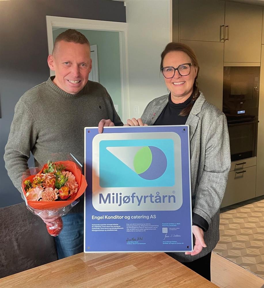 Eier av Engel Konditori og Catering sammen med ordfører i Nord-Fron kommune  - Klikk for stort bilete