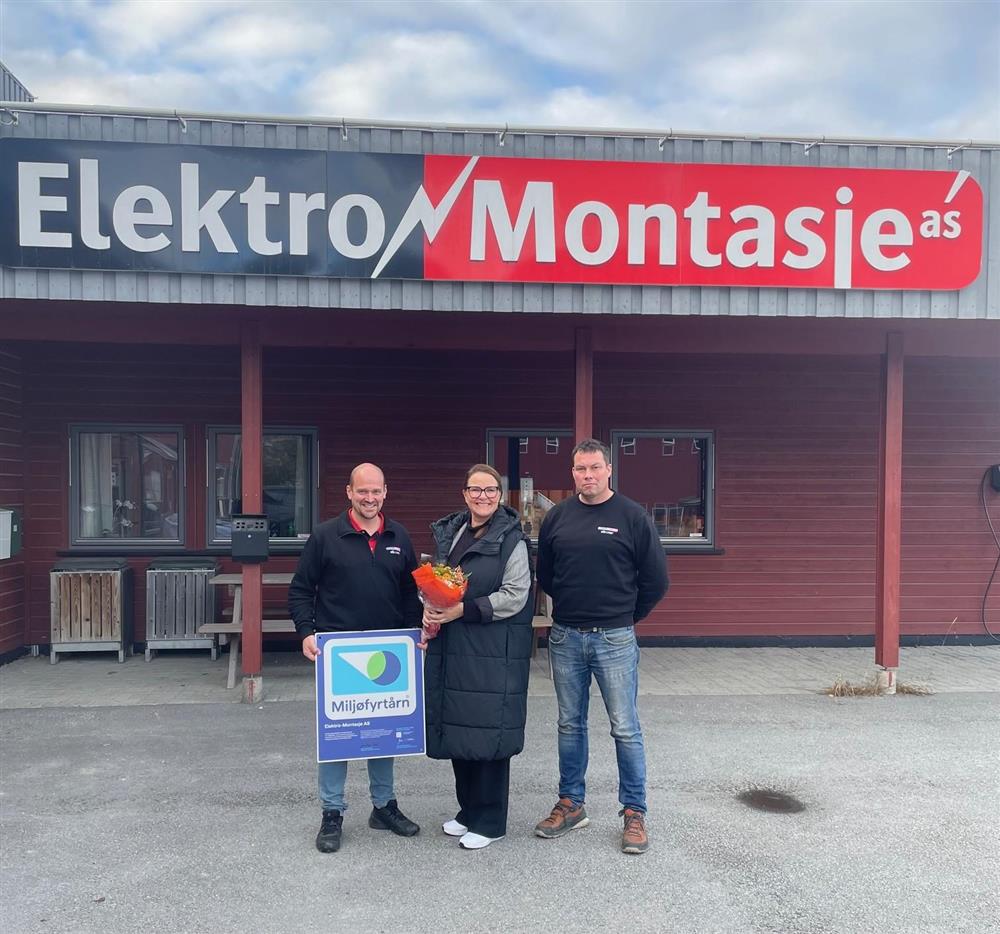 Tre personer deriblandt ordfører utenfor forretningen Elektro Montasje - Klikk for stort bilete