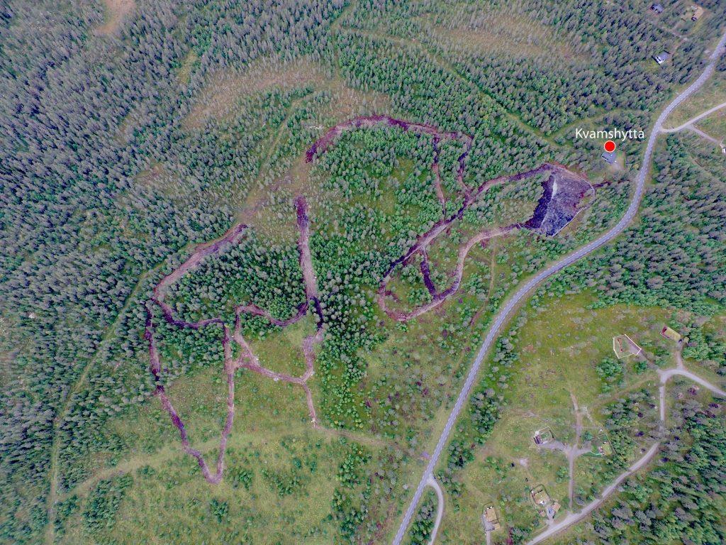 Luftfoto ser traseen i skogen  - Klikk for stort bilete